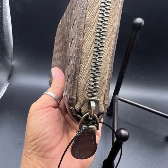 Authentic Bottega Veneta
Intrecciato Metallic Zippy Wallet

Dust Bag included - Picture 4 of 14